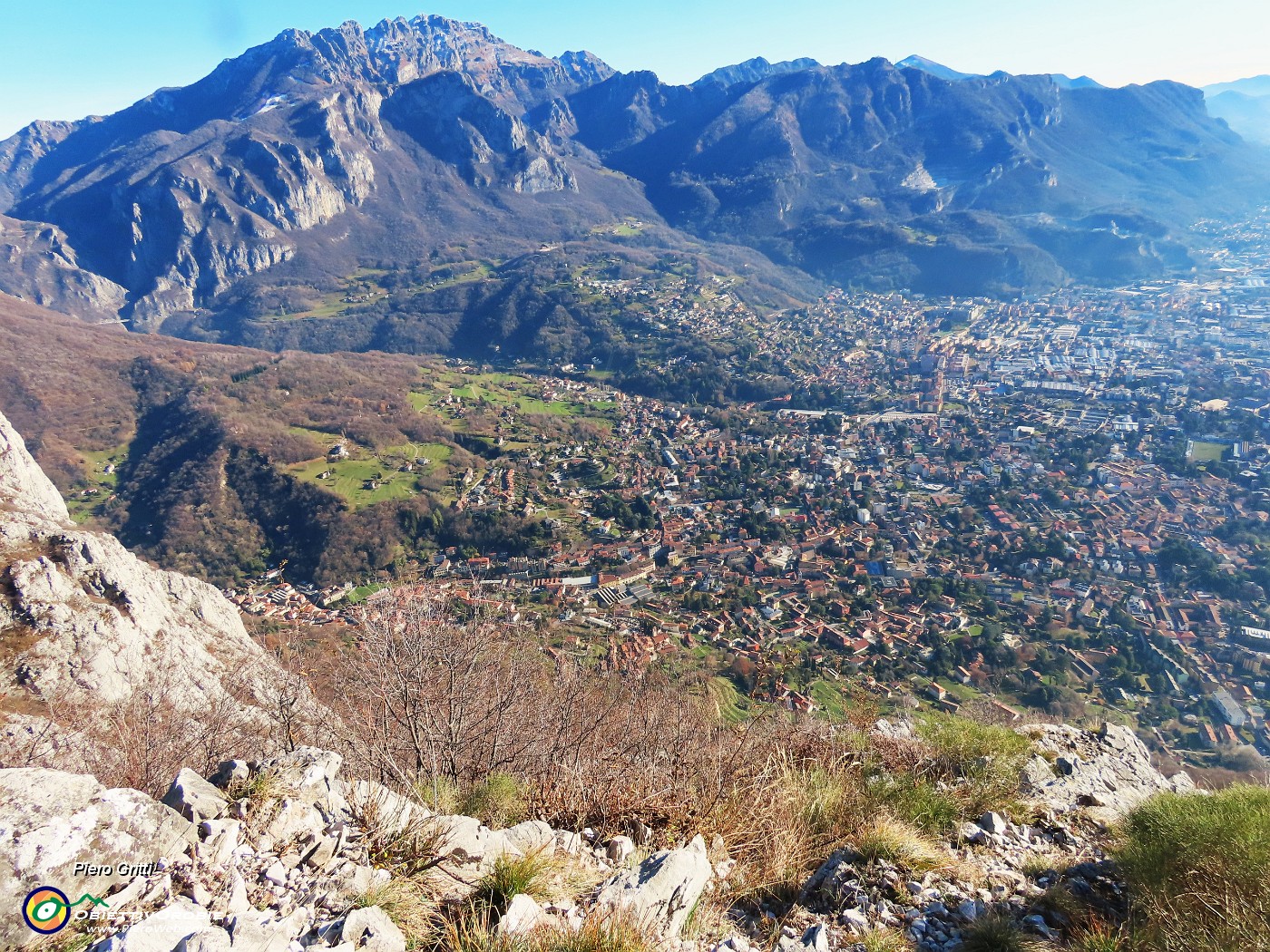 52 Dal Monte San Martino zoom su Rancio Superiore di Lecco da dove siam partiti e verso Resegone.JPG